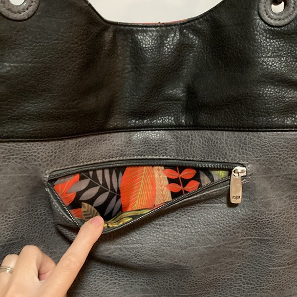 🌟Adsa Large, Gray Leather Satchel Style Handbag. Crossbody adjustable strap. - Picture 5 of 10